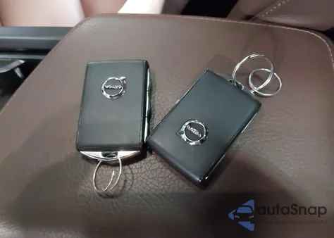 2020 Volvo Xc60 T5 Momentum z USA, uszkodzony, nr VIN YV4102RK7L1590231